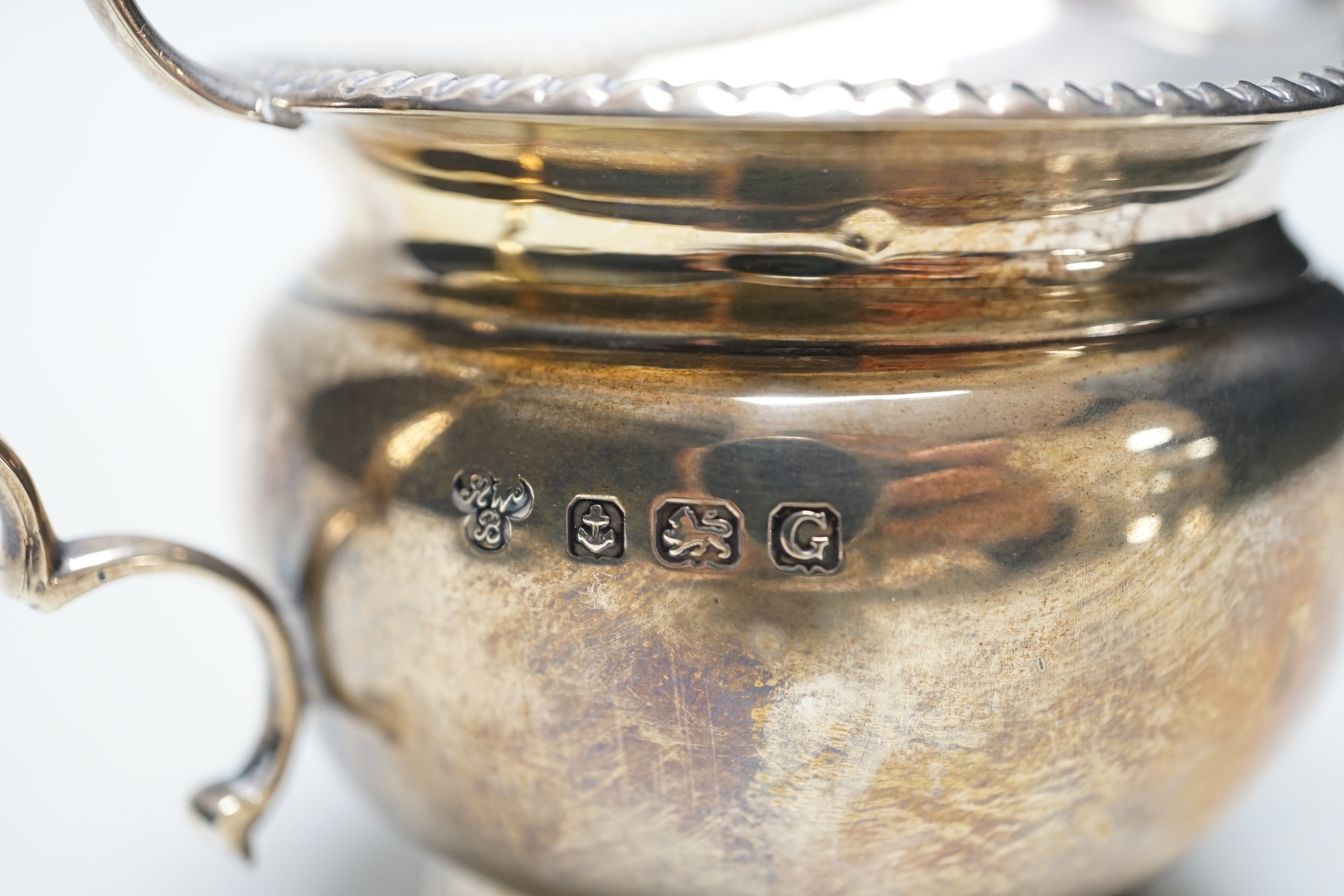A George V silver cream jug, Harrods Ltd, Birmingham, 1931, 95 grams.